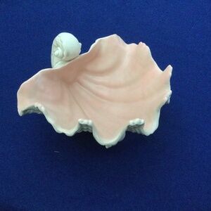 Vintage Beautiful Fritz and Floyd Coquille footed shell container. 7 inches long